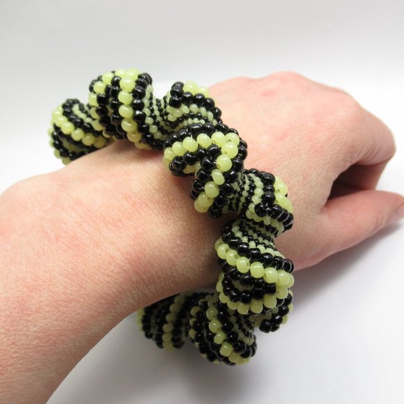 Uranium glass Beadwoven Cellini Bangle - Picture 6 of 14